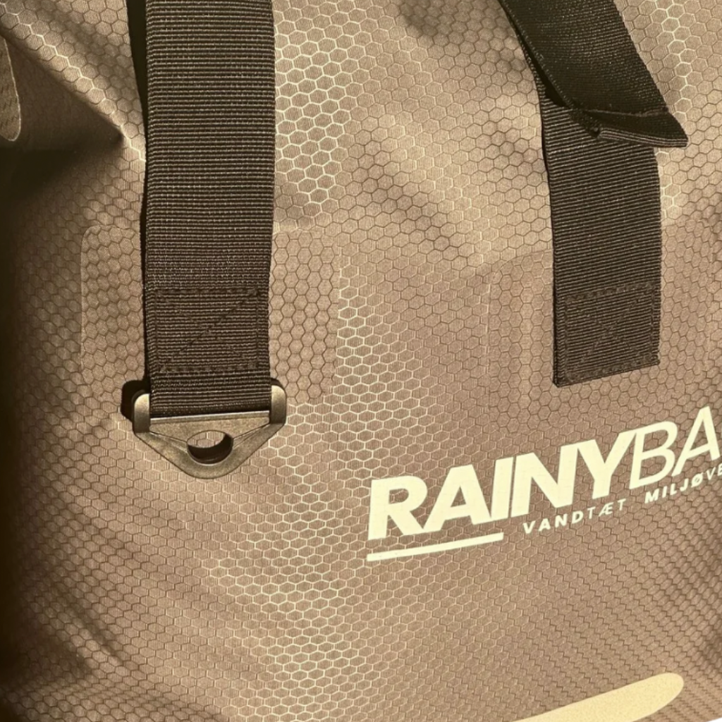 PendlerTote 35 vandtæt tote bag - lifestyle billede med praktisk anvendelse"