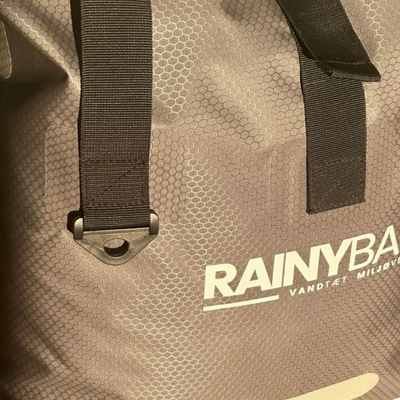 PendlerTote 35 vandtæt tote bag - lifestyle billede med praktisk anvendelse"