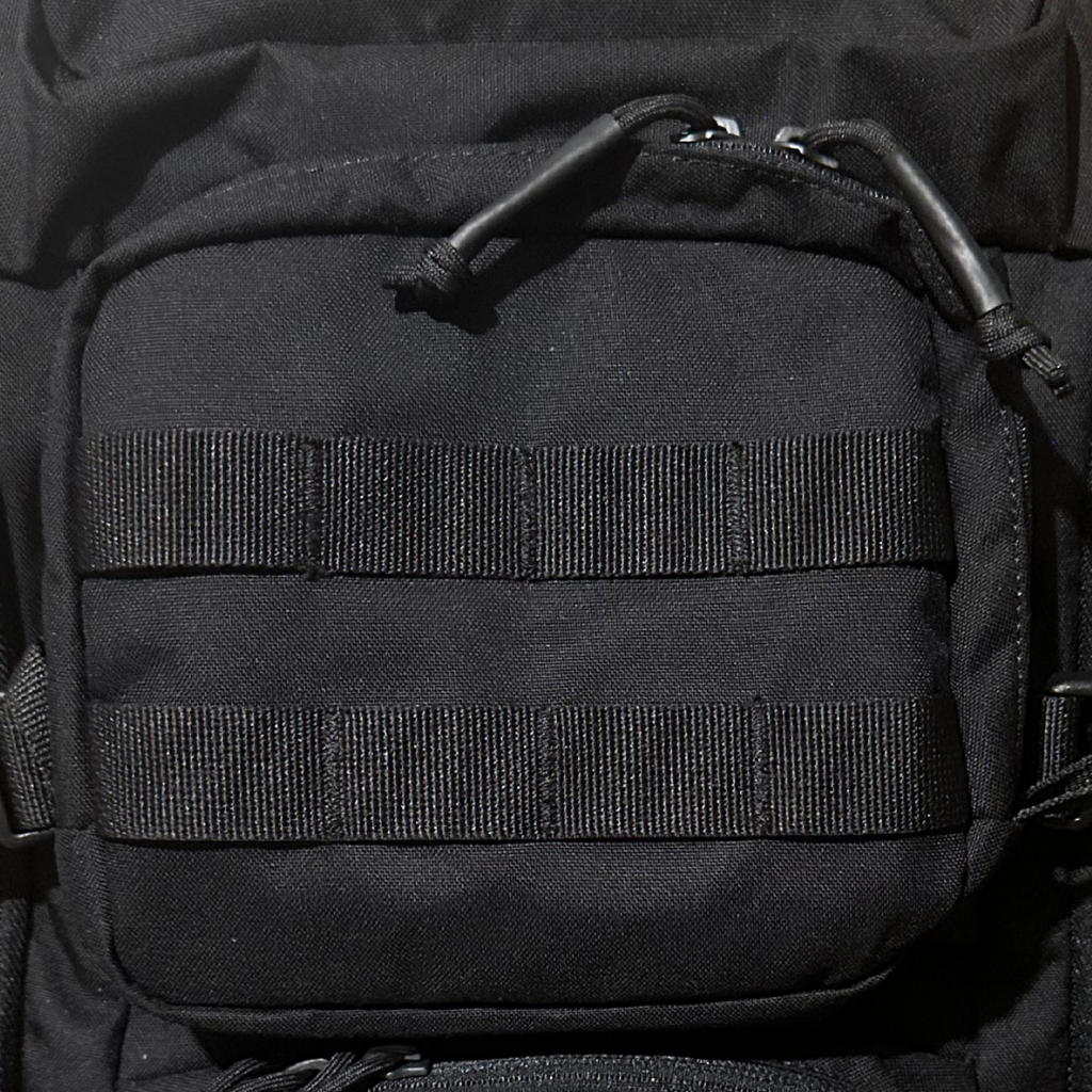 Frontlomme med MOLLE-remme og lynlås – Trekker 45 i sort